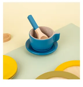 Dettaglio del set da tè giocattolo in legno, tazza e piattino blu con cucchiaio.