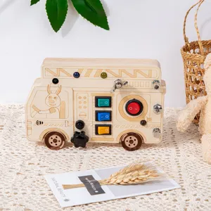 Juguete busy board de madera para ninos, camion de bomberos con interruptores y botones educativos.
