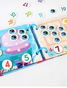 Montessori rustig boek detailweergave met educatieve cijfers en dieren klittenband sticker speelgoed.
