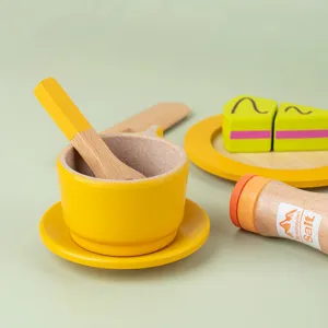Set di giocattoli da tè pomeridiano in legno con tazze, torte e accessori per bambini.