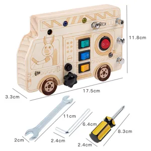 Tablero sensorial de madera para niños con interruptores y herramientas educativas.