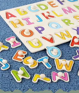 Detalle de tablero de rompecabezas de alfabeto de madera con letras y pomos claros.