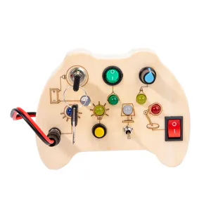 Juguete educativo de madera con interruptores y botones en forma de mando de juego.