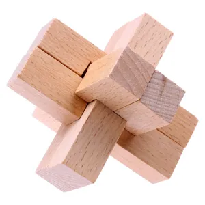 Vista detallada del rompecabezas de madera clásico que muestra la estructura de seis piezas.