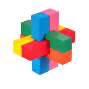 Primer plano del juguete de rompecabezas de madera, bloques educativos coloridos.