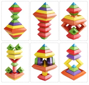 Détail des blocs de construction pyramide intelligence en bois montrant des formes géométriques.