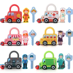 Jeu éducatif Montessori de serrure et clés en bois pour apprentissage des enfants.