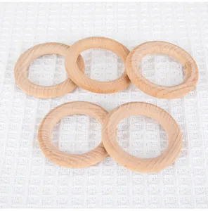 Nahaufnahme von runden Holringen mit glatter Oberfläche, perfekt für kreative DIY-Projekte.