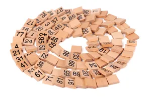 Tessere in legno 1-100 disposte a spirale, ideali per l'apprendimento precoce della matematica.