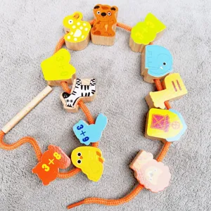 Houten rijgkralen speelgoed detail, kleurrijke dierenvormen en cijfers voor vroege educatie.