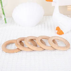 Set aus naturfarbenen Holzringen für Kinder Basteln DIY Projekte und Morgenübung Tanzrequisiten.