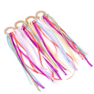 Hölzerner Regenbogen Band Ring Spielzeug für Kinder, bunte Tanzbänder für die frühe Bildung.