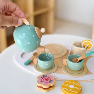 Set di giocattoli da tè pomeridiano in legno nordico per bambini, teiera e tazze da cucina.