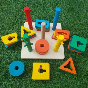 Detailansicht Montessori Holz Steckspiel fur Kinder, bunte geometrische Formen Lernspielzeug.