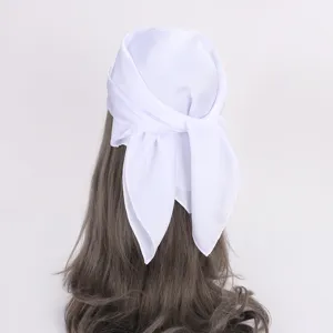 Dettaglio vista posteriore di un foulard in raso bianco, elegante accessorio per capelli e fascia.