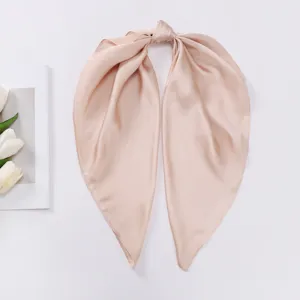 Foulard in raso rosa da donna, elegante sciarpa a nastro sottile o dettaglio accessorio.