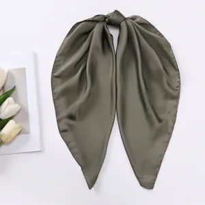 Foulard quadrato in satin tinta unita, elegante fazzoletto verde scuro per stile.