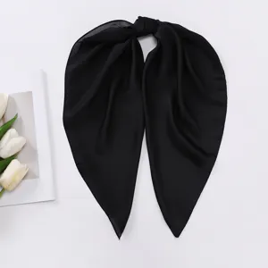 Vista dettagliata di un elegante foulard in seta satinata nera, con trama fine e finitura chic.