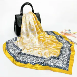 Écharpe carrée toucher soie pour femme avec imprimé cachemire classique et bordure élégante.