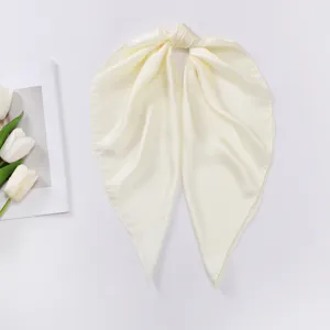 Primo piano dettagliato di un foulard in seta satinata liscia con nodo elegante e crema.