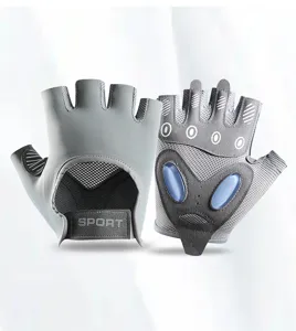 Gants de fitness demi-doigts gris en détail montrant le mesh respirant et les paumes rembourrées.