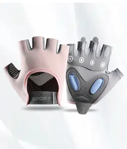 Détails gants de sport demi-doigts, design en mesh respirant, poignée antidérapante.