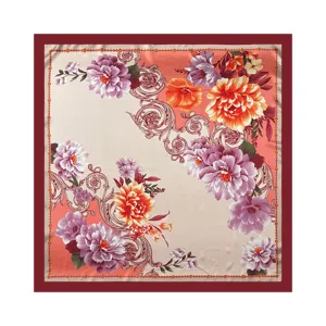 Elegante foulard quadrato in seta satinata con stampa floreale barocca, morbido e chic.