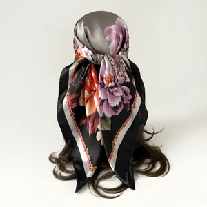 Dettaglio ravvicinato del foulard in raso floreale vintage indossato di schiena.