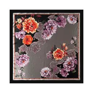 Elegante sciarpa quadrata in raso con fiori barocchi retro, foulard in seta vintage.