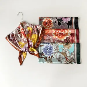 Elegante foulard in raso con stampa floreale barocca vintage, copricapo femminile versatile e chic.