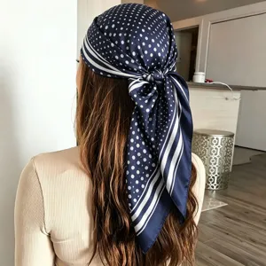 Elegante navy blauwe satijnen vierkante sjaal met stippen, ideaal als haaromslag en zonnebescherming.