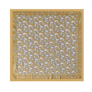 Foulard carre en soie pour femme de 70cm avec impression paisley classique et bordure jaune.