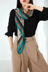 Élégant foulard en soie à motif cachemire pour femmes, carré imprimé classique, accessoire chic.