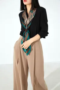 Foulard en soie carré classique motif cachemire pour femme élégant accessoire