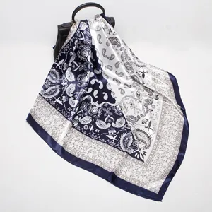 Foulard carré en soie à imprimé cachemire classique pour femme, élégant design bleu et blanc.