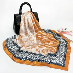 Foulard carré en soie à imprimé paisley classique pour femme, design jaune blanc bleu.
