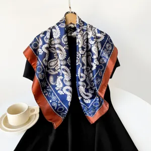 Élégant carré de soie imprimé cachemire bleu et marron pour femme, détail classique 90cm.