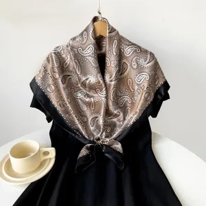 Élégant foulard carré en soie à imprimé paisley pour femme, accessoire vintage classique 90cm.