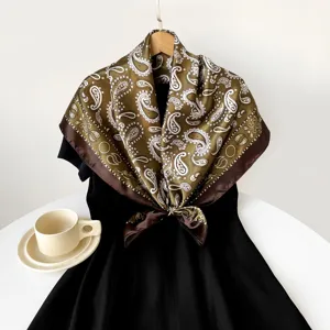 Vue détaillée du foulard carré en soie à motif paisley vert olive élégant et classique.