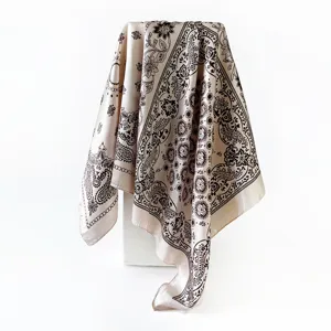 Élégant carré de soie pour femme avec motif cachemire classique dans des tons champagne et marron.