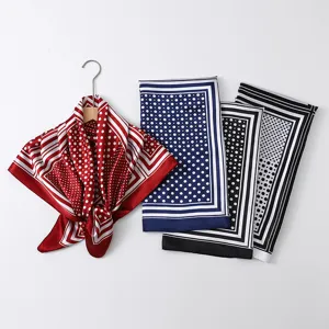 Klassieke polka dot satin vierkante sjaal voor dames, elegante haar- of halsdoek stijl.