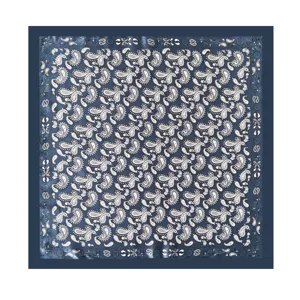 Foulard carré élégant bleu motif cachemire toucher soie 70cm accessoire mode pour femme.