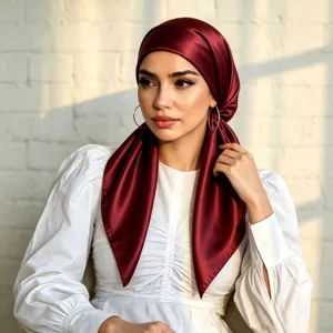 Damen Satin einfarbige Hijab Kopftuch Detailansicht, elegante burgunderrote Kopfbedeckung