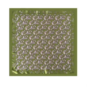 Vue détaillée de l'élégant foulard carré en satin à imprimé cachemire vert olive.