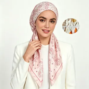 Satin bedrucktes Paisley Kopftuch Mütze Detailansicht mit elegantem Design und glatter Stofftextur Damen.