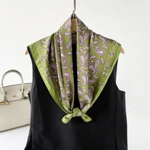 Carré de soie imprimé cachemire vert détail, élégant foulard en satin pour femmes élégantes.