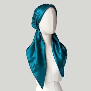 Elegantes türkisfarbenes Satin-Kopftuch für Damen, stilvoller Hijab und Sonnenschutz-Kopfbedeckung.