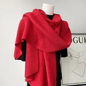 Effen rode geplooide wintersjaal lange omslagdoek voor dames, zachte stof met textuur.