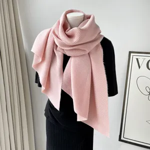 Roze geplooide sjaal detail, zachte imitatie kasjmier textuur, elegante lange wintersjaal.
