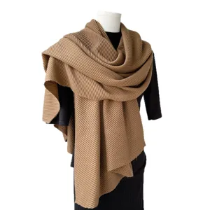 Effen geplooide sjaal, elegante lange omslagdoek en warme winterse halswarmer.